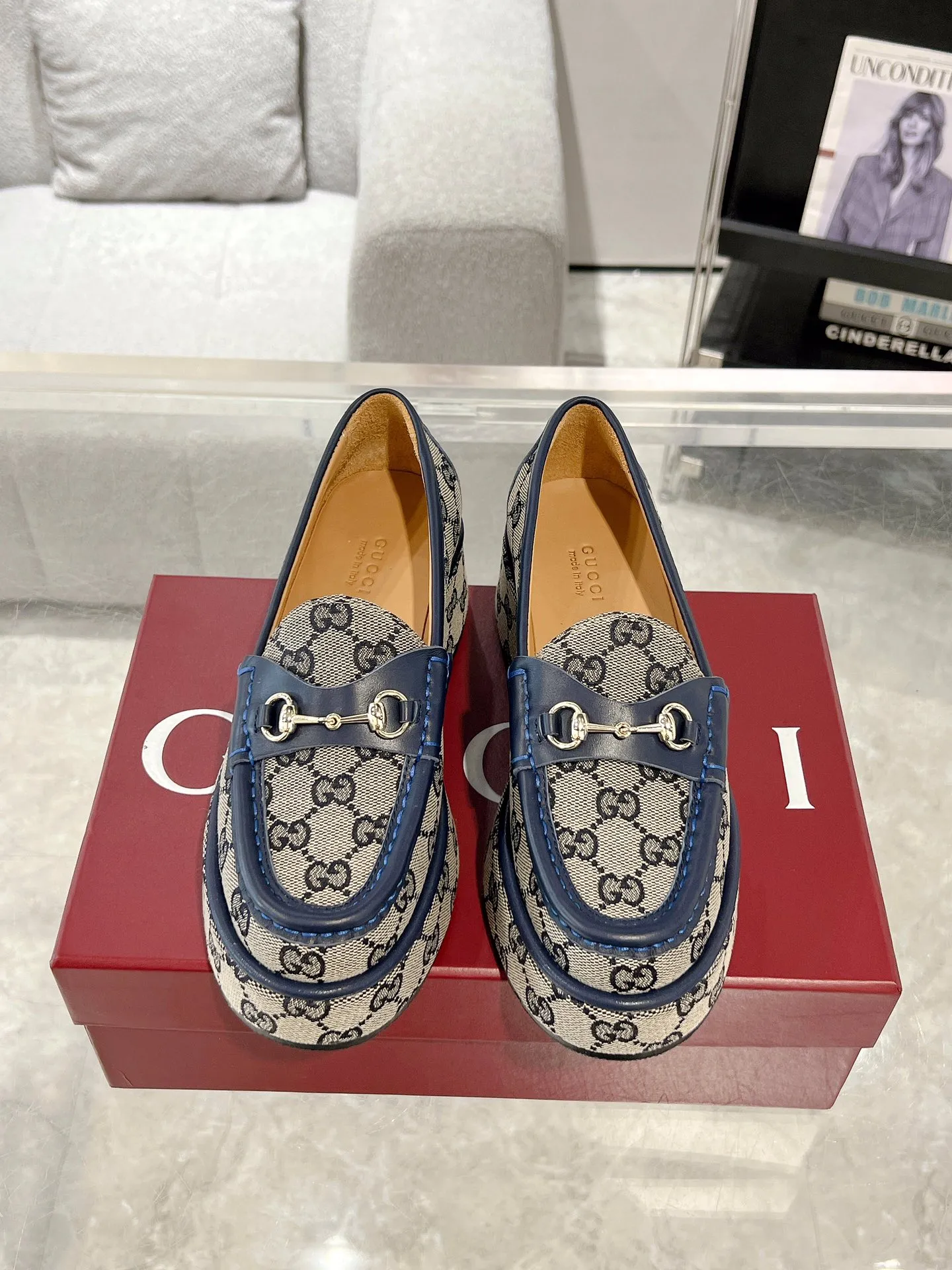 👟👟Ex-factory price 640👟👟 Leather surface 💰Gucci’s latest women’s horsebit wedge loafers ❗️❗️ Original purchase, development and production. The brand’s classic elements inject timeless style into this exquisite horsebit loafer. Glossy leather is paired with light gold-tone hardware. Wedge detailing adds a personal touch to a classic style. Original customized cowhide. Original customized soft sheepskin lining. Original molded leather with rubber outsole. Bottom thickness: 2.5CM in the front and 5cm in the back. Number of yards: 35-41 (custom-made 40 and 41 are non-refundable)